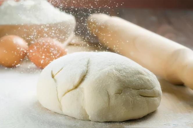 家用面包机做面包。用高筋粉好还是低筋粉好。谢谢？
