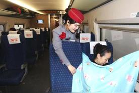 春运多名女子为哺乳妈妈围“人墙”