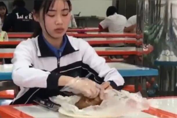 學生會舉辦小游戲獎品送什么？