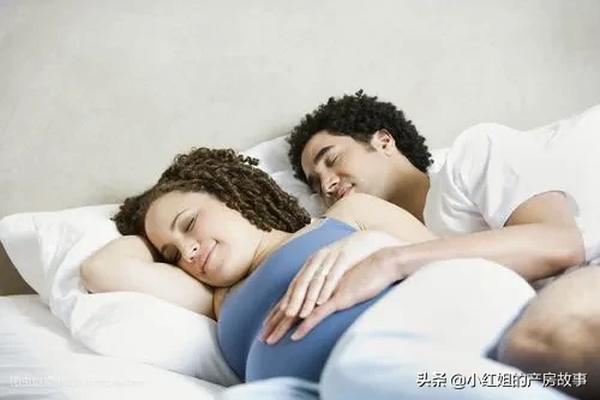 梦见狗对我很亲热（梦见狗对我很亲热还笑）