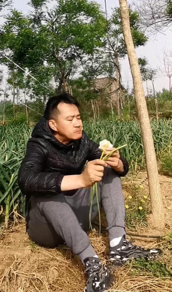 李嘉明拍戏一年仅挣2万6（李嘉明拍戏一年仅挣2万6千）