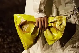 13000元薯片包:还未开售已被订光 巴黎世家推出“乐事薯片袋”被网友调侃