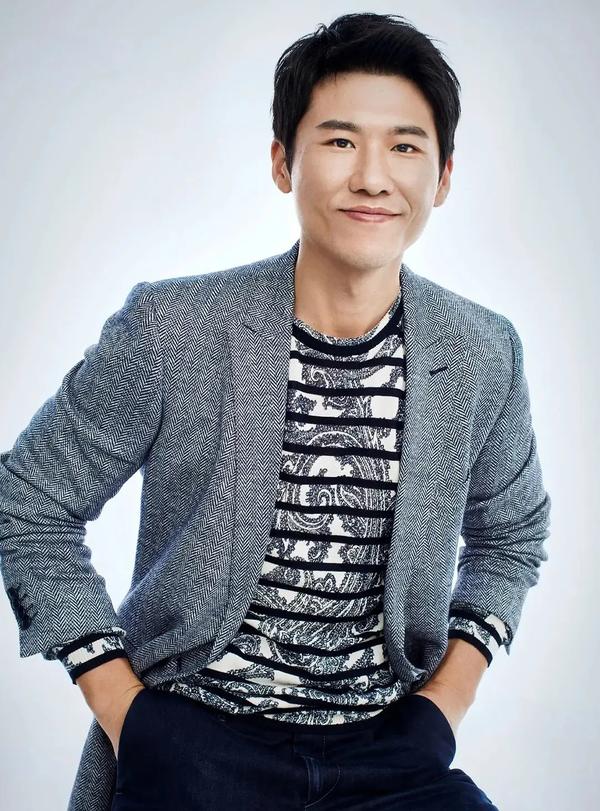 雷佳音学历很高