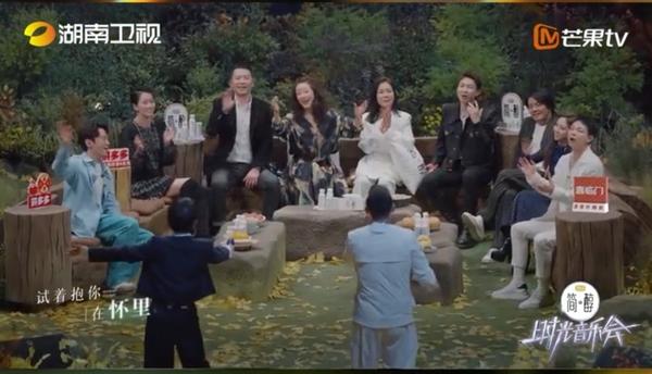 对面男孩看过来的歌词（对面的男孩看过来原唱歌词）