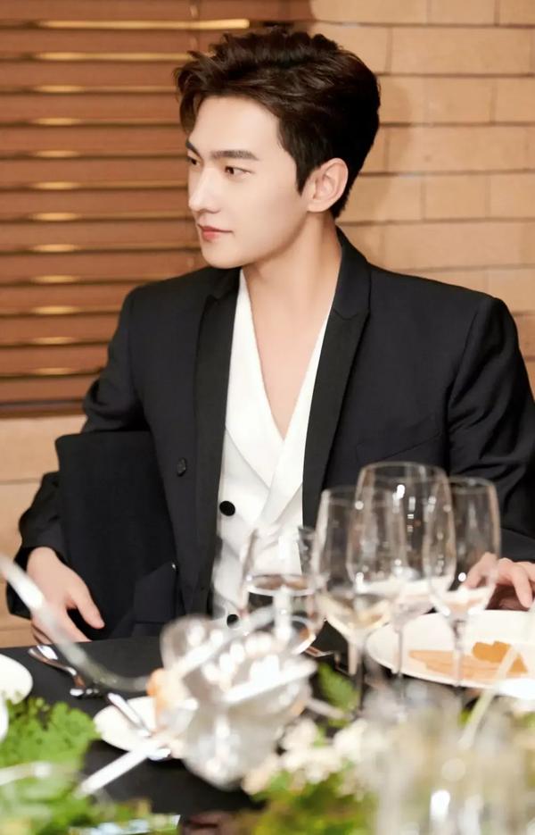 捐款为河南加油:邓伦和鹿晗100万,杨洋50万,王大陆30万    2.