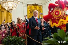 「牛弹琴」拜登亲自拜年了，今年这三个细节很特别