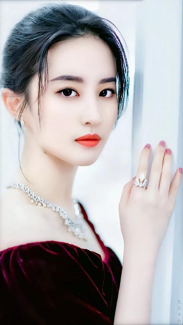 刘亦菲:中国著名女演员,歌手,内地"四小花旦"首位金鹰女神代表作