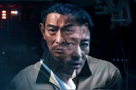 「人民日报」《流浪地球2》这句台词，让武警战士瞬间破防……