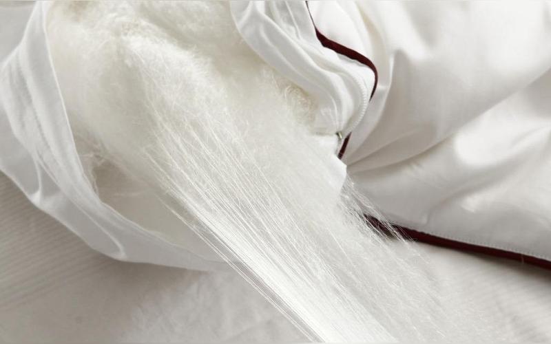 蚕丝被的颜色深浅区别?