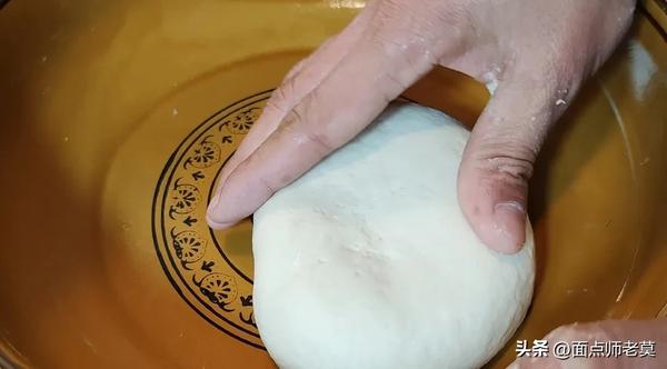 烫面包子的面是全烫吗（烫面包子的面是全烫吗还是半烫）