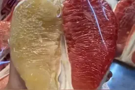 男孩买水果发现罕见双色柚子：一个柚子两种颜色，水果敢吃么？
