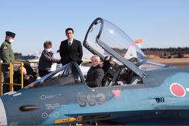 北约秘书长视察日本基地时坐进F2