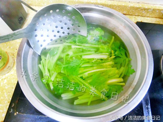 芹菜最好吃的做法，只需加入这个食材，营养美味还抗疲劳