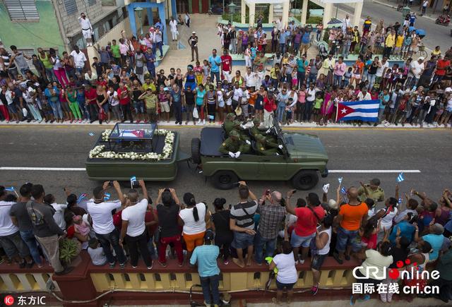 数万古巴民众与已故革命领袖菲德尔·卡斯特罗做最后道别