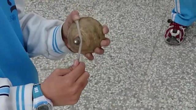 用绳子的陀螺怎么玩拉线陀螺怎么玩