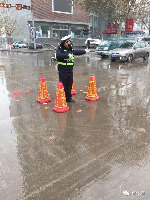 峰峰交警大队全力做好雨雪天路面管控工作，确保道路安全畅通
