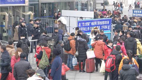 南京公路迎节前客流高峰 车站限时半小时进站