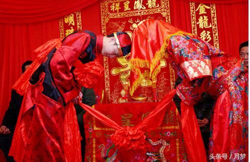 一般就是结婚时候对天地鞠躬是中国传统婚姻礼仪拜堂又称拜天地.