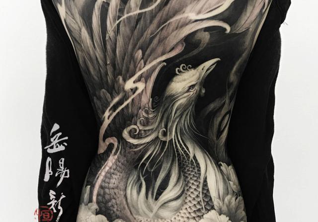 也可能是在后背上绘画的一个山水画