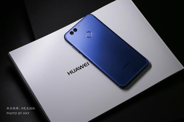 青春高颜值 HUAWEI nova 2 Plus 极光蓝