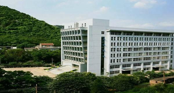 广西建设职业技术学院与贺州学院的专科哪个更好