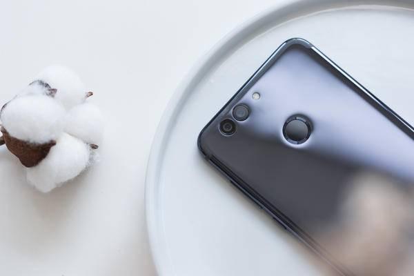 麗人鏡子中來，華為公司 nova 2 Plus 魔鏡版輕感受