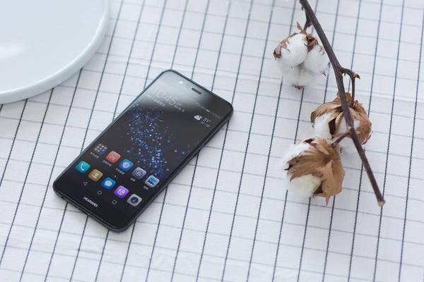 麗人鏡子中來，華為公司 nova 2 Plus 魔鏡版輕感受