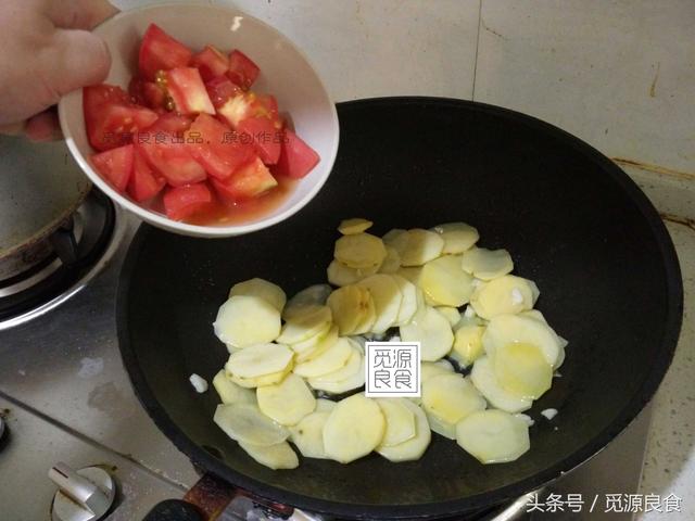 西红柿炒土豆片的做法 