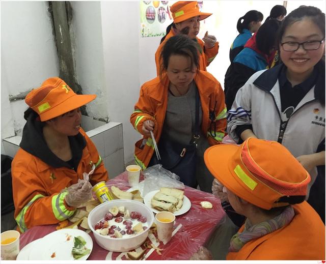 武汉小志愿者参与“为环卫工人顶班”志愿服务活动
