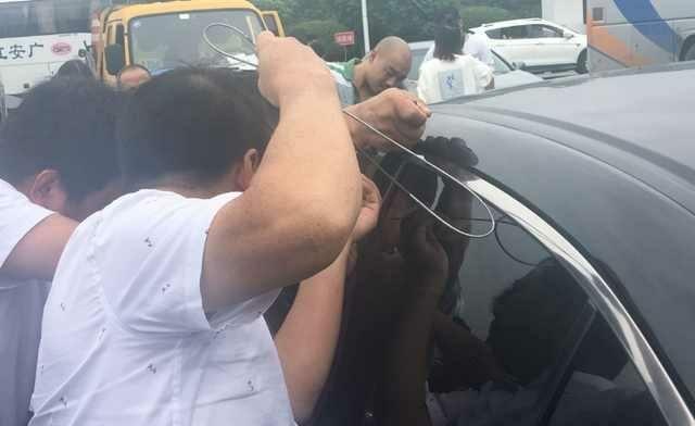 怎么用铁丝开车锁图解铁丝勾开车门教程