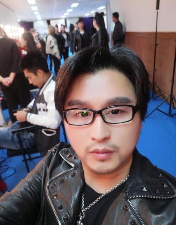山寨明星疯狂捞金:假汪峰年赚600万,只有他拒绝冒充本尊捞金!
