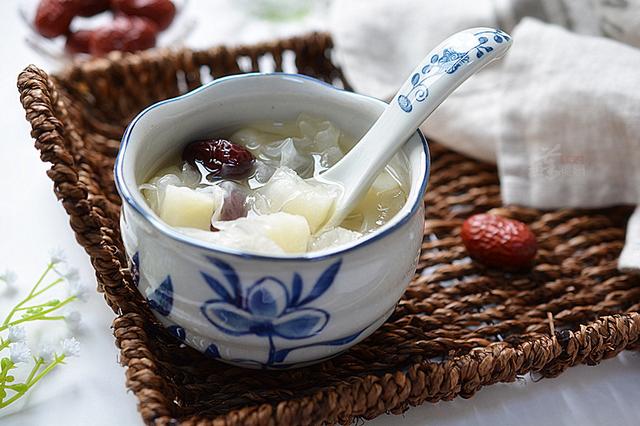 超简单马蹄银耳红枣汤做法   秋冬季节常喝养生又养颜