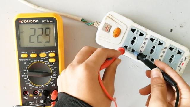 用万用表怎么测电压(万用表测380v图)
