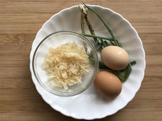 银耳的碎渣千万别扔，这样做立马变成一道美味下饭菜，非常简单！