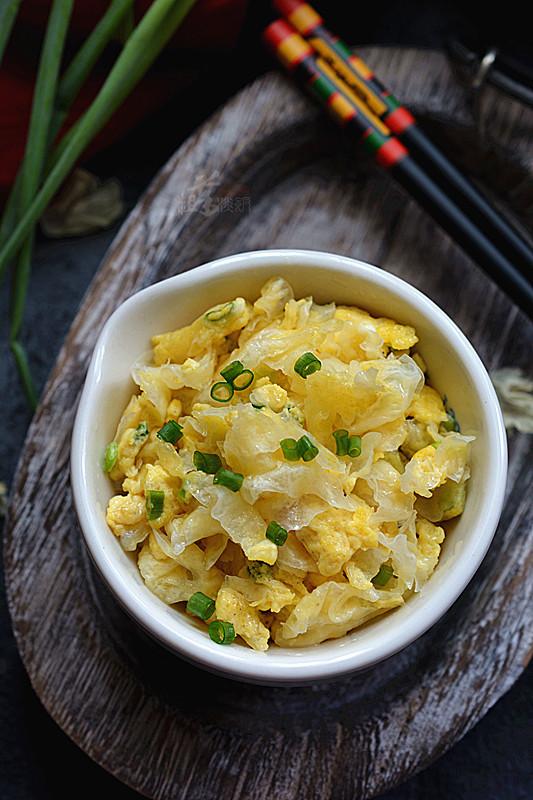 银耳的碎渣千万别扔，这样做立马变成一道美味下饭菜，非常简单！