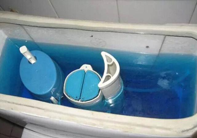 马桶蓝色洁厕块怎么用(洁厕块的使用方法)