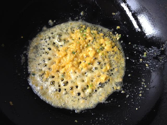 把它放進豆腐里，鹽都不用放了，金燦燦的特漂亮，豆腐滑嫩味道鮮