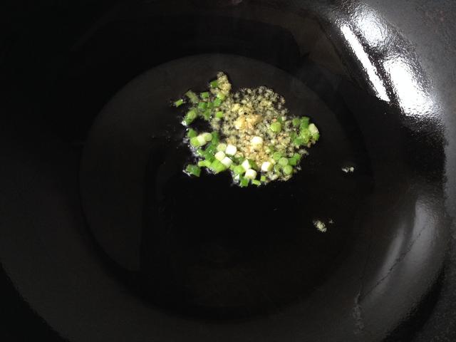 把它放進豆腐里，鹽都不用放了，金燦燦的特漂亮，豆腐滑嫩味道鮮