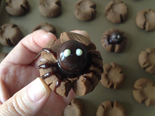 把蜘蛛放在饼干上，看上去很有趣，一口一个，酥脆香甜超级美味！
