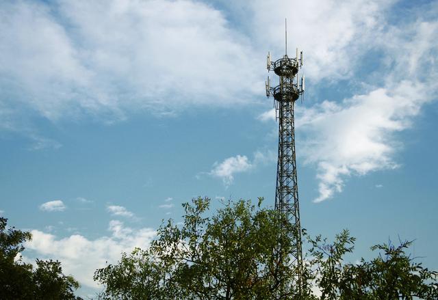 电信的无线上网信号接收塔有辐射吗