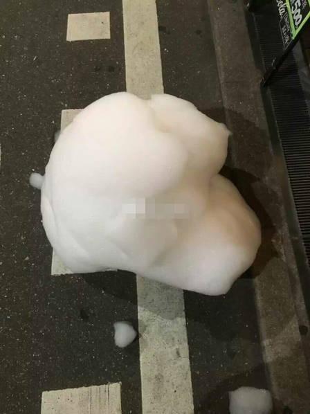 地震后，日本地面出现了大面积泡沫