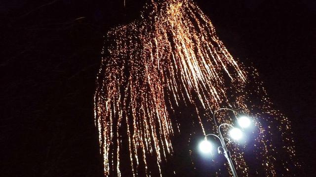 彩色珍珠瀑布烟花怎么玩