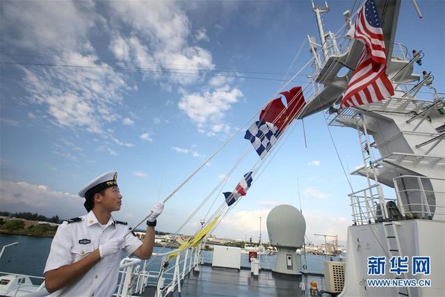 中国海军和平方舟医院船抵达美国夏威夷