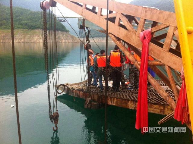 四川广元沉船现场打捞出两具女性遇难者遗体