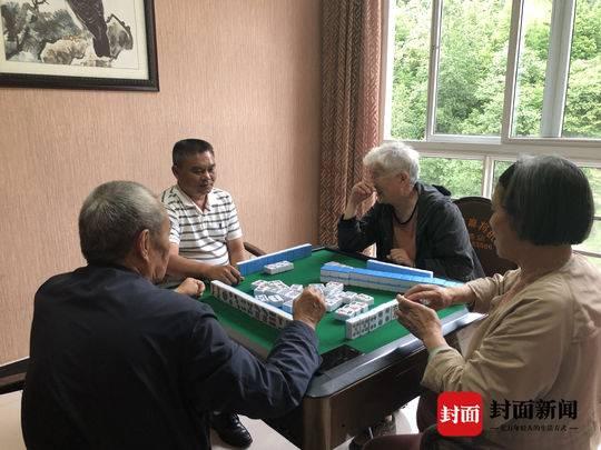 水中|成都大妈洪水中打麻将 暴雨围困无聊了怎么办？