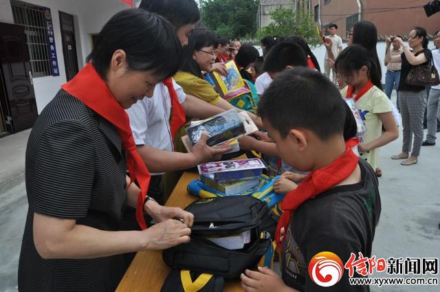 信阳市妇联组织爱心企业家走进大桥村开展精准扶贫活动