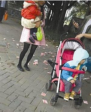 深圳男子街头撒钱离去 热心市民帮忙捡钱交给警察