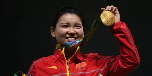 谁是2008年北京奥运会第一个获得金牌的人