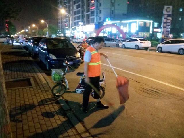 邯郸：关爱环卫工人，不要乱扔垃圾！
