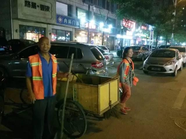 邯郸：关爱环卫工人，不要乱扔垃圾！